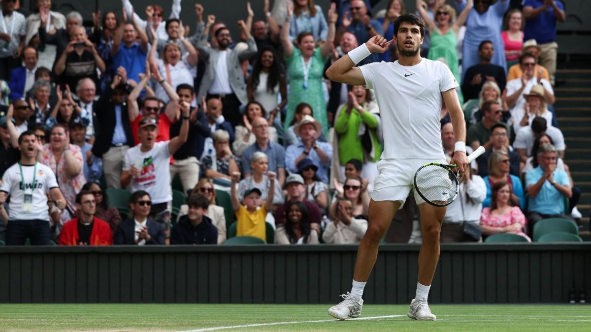 Carlos Alcaraz celebra un punto durante la final de Wimbledon contra Novak Djokovic