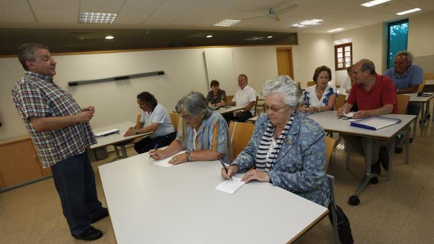 Alumnado en un taller de las Aulas Populares.