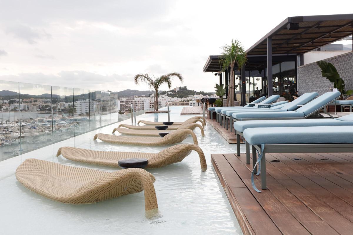 Terraza del Hotel Aguas de Ibiza en Santa Eulària.