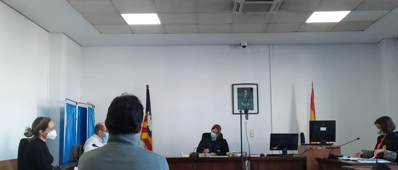 El hombre condenado, durante el juicio celebrado en un juzgado de lo penal de Palma. | M.O.I.