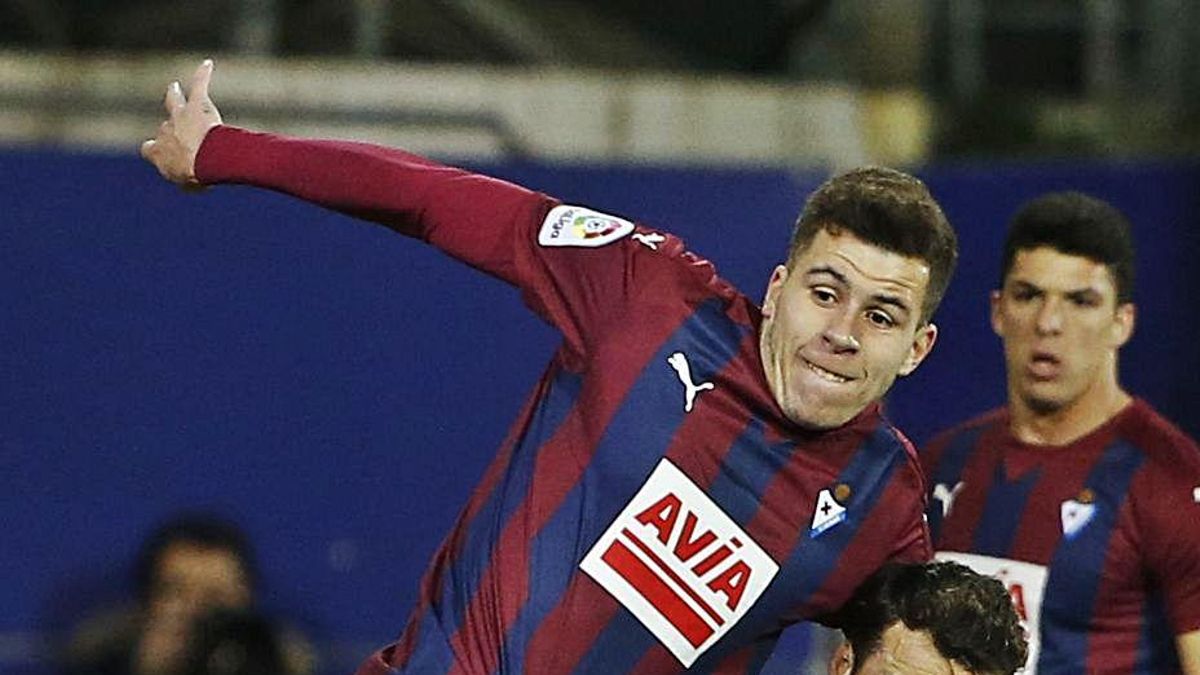 Christian Rivera (izquierda) pugna con Guilherme Dos Santos durante su paso por el Eibar. | EFE