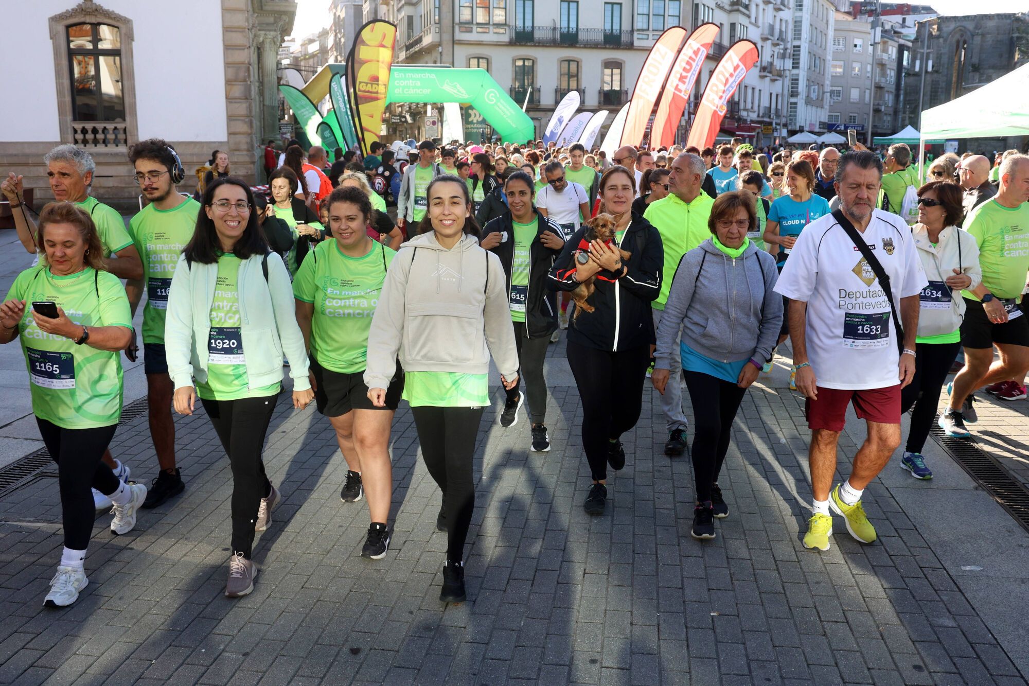 Dos mil setecientos participantes convirtieron la Marcha contra el cáncer de Pontevedra en la más multitudinaria de Galicia