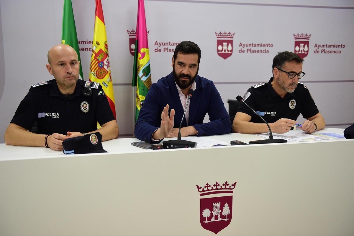 David Dóniga (centro), con Quijada (derecha) y el subinspector Gonzalo David.