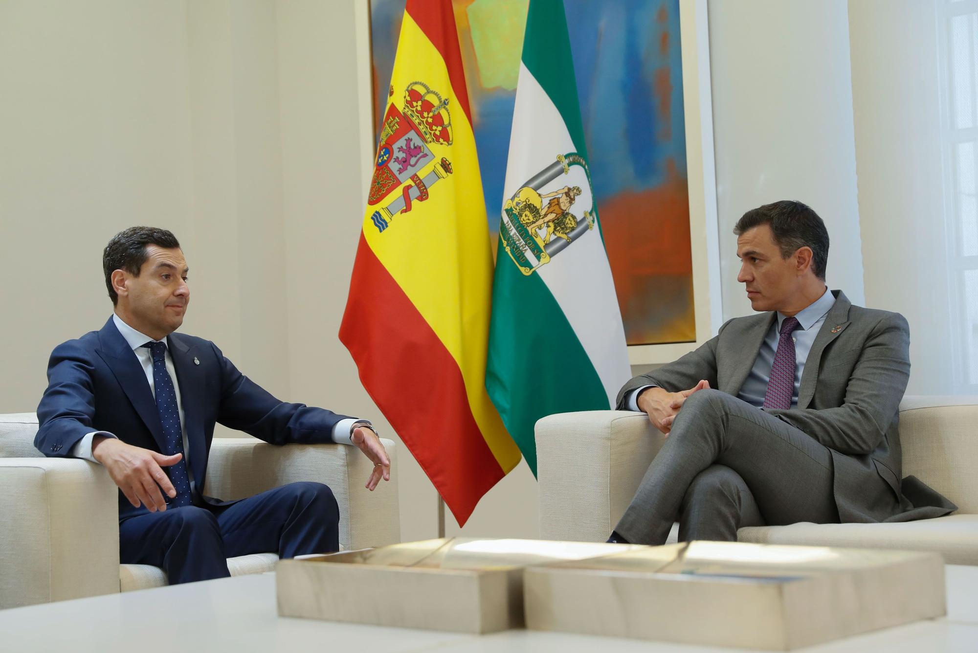 Pedro Sánchez recibe a Moreno Bonilla en Moncloa.