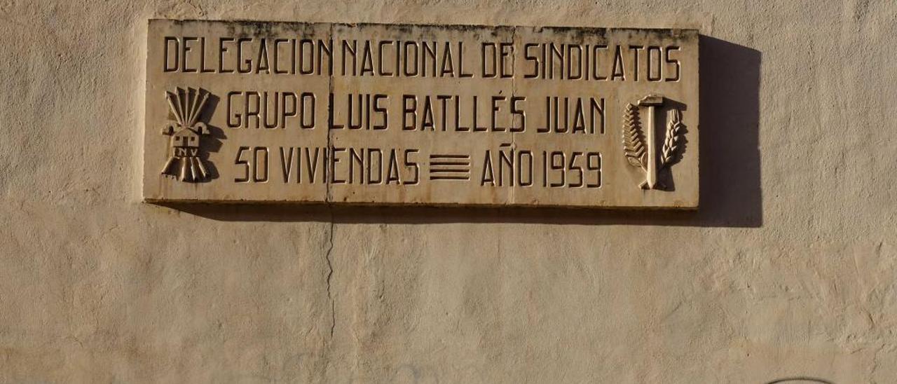 Una de las placas que quedan en las calles con nombres referentes a la época de la Dictadura.