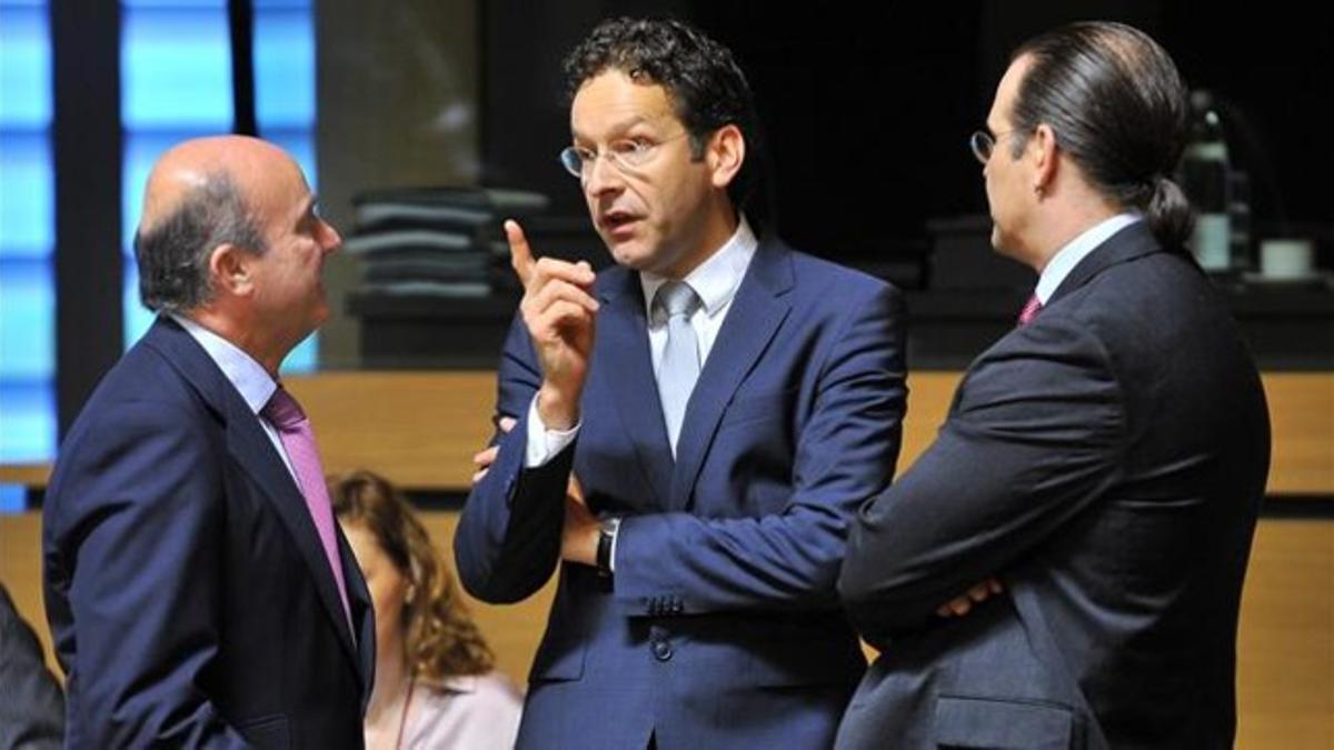 Guindos conversa con su homólogo sueco, Anders Borg (derecha) y con el presidente del Eurogrupo, Jeroen Dijsselbloem, antes del comienzo del Ecofin, en Luxemburgo, este viernes.