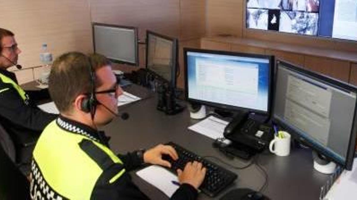 Agents de policia, treballant a la comissaria del carrer Bacià.