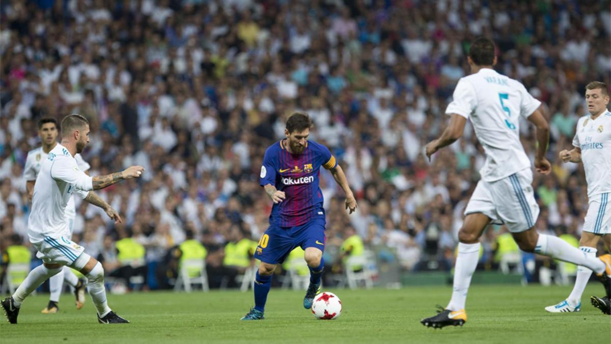 Leo Messi en acción rodeado de jugadores del Real Madrid en el clásico de la Supercopa de España 2017 en el Santiago Bernabéu