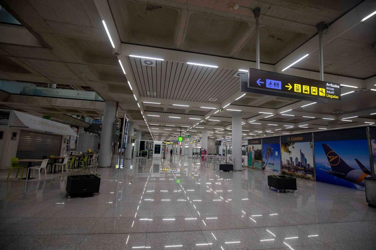 Cierra el aeropuerto de Palma por la presencia de pasajeros en las pistas.