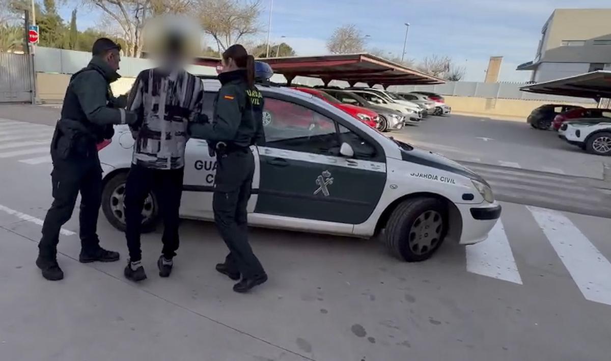 Momento de la detención de uno de los presuntos integrantes de la banda