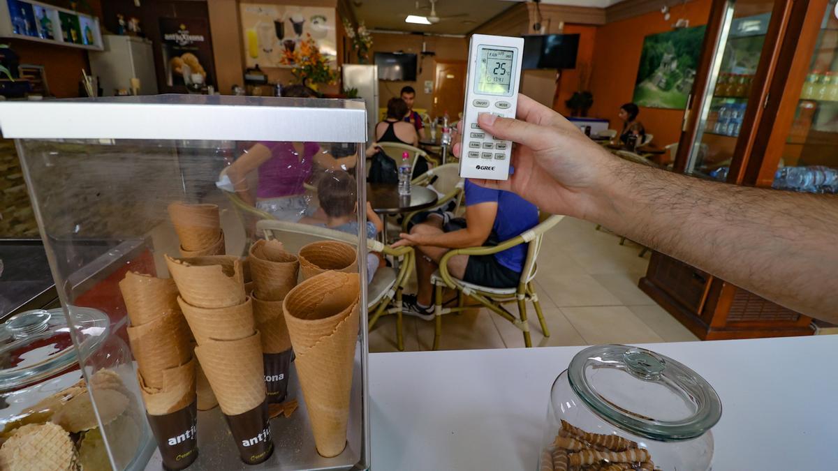 Una heladería de Alicante, con el aire acondicionado a 25 grados.