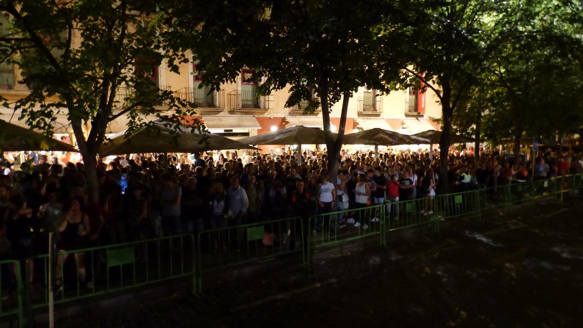 Un grup nombrós de persones es va situar a la zona de terrasses de la Rambla