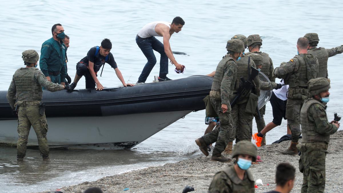 El Ejército se despliegua en Ceuta ante la llegada masiva de inmigrantes.
