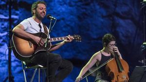 Joan Enric Barceló, de Els Amics de les Arts, durante el concierto en el Teatre Grec. 