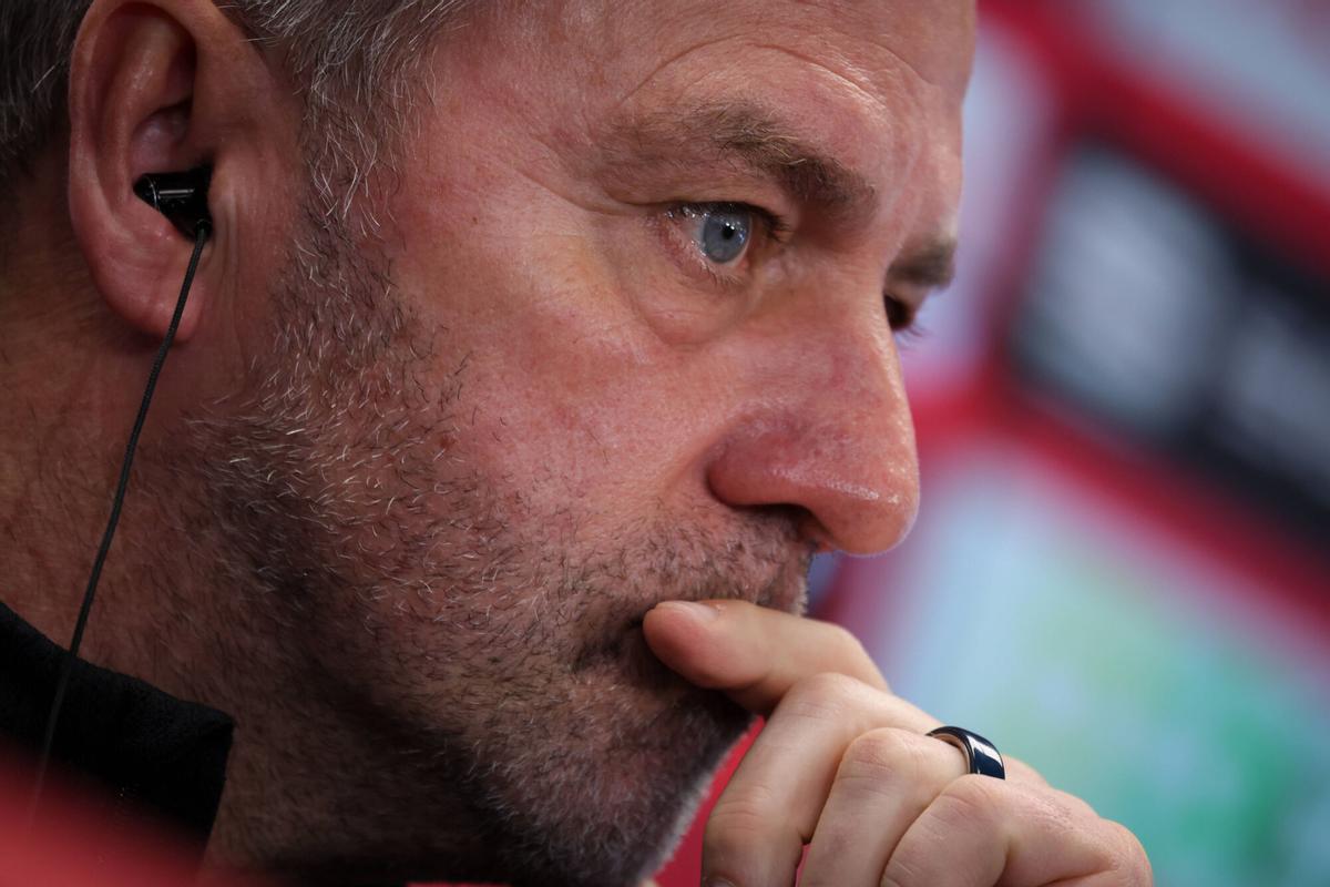 Hansi Flick escucha una pregunta en la rueda de prensa previa al duelo ante el Atlético de la ida de la semifinal de la Copa del Rey.