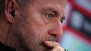 Hansi Flick escucha una pregunta en la rueda de prensa previa al duelo ante el Atlético de la ida de la semifinal de la Copa del Rey. 