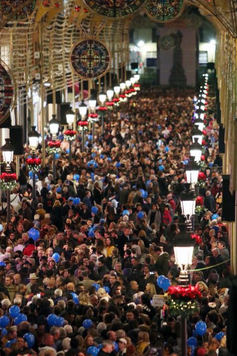 Desde primera hora, abarrotada la calle Larios y su entorno. Imagen de antes del encendido.