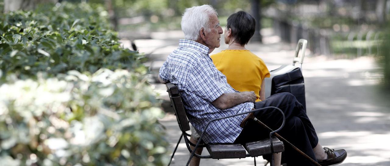 Archivo - Un pensionista descansa en un banco de un parque de Madrid.