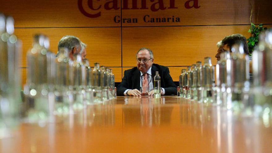 El presidente de la Cámara de Comercio de España, José Luis Bonet (centro), en un instante de la reunión.