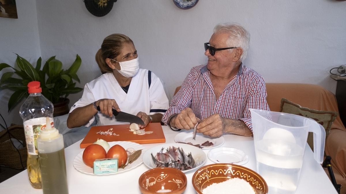 Pedro Izquierdo, de Villafranca, elabora sus boquerones en salsa. 