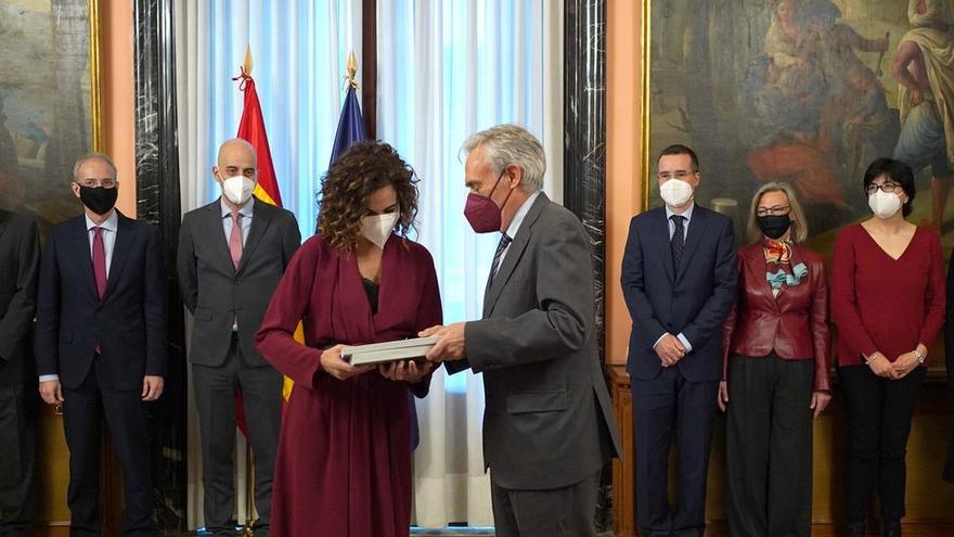 La ministra de Hacienda y Función Pública, Maria Jesús Montero junto al presidente del comité, Jesús Ruiz-Huerta , recibe al Comité de Personas Expertas para la Reforma del Sistema Tributario , que le harán entrega del Libro Blanco.