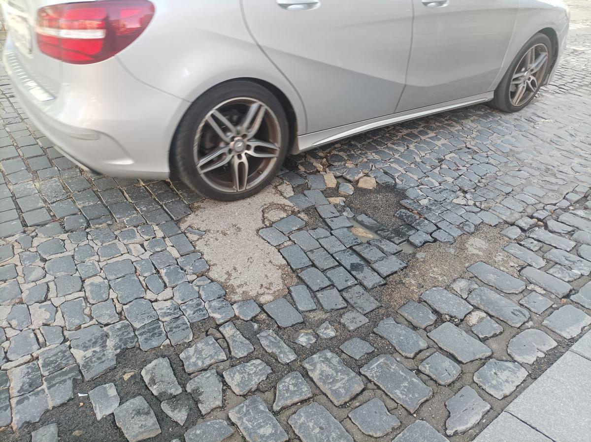 La situació del paviment de l'avinguda de Perpinyà, amb pegats constants