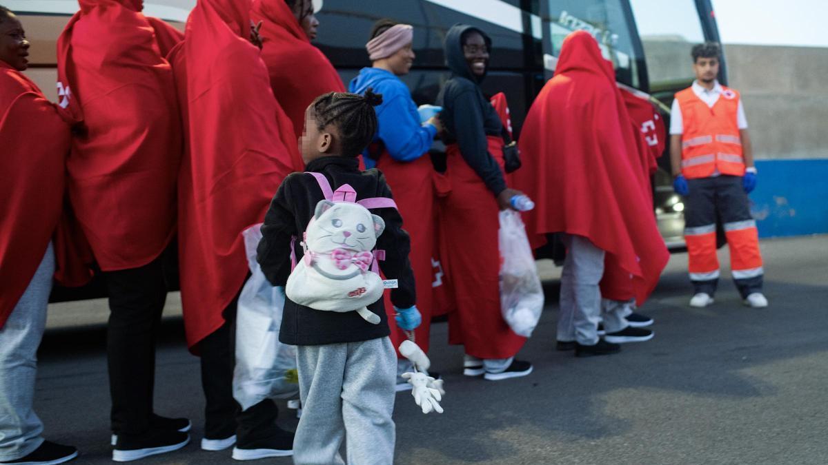 Migrantes rescatados en aguas de Fuerteventura, entre ellos varios menores.