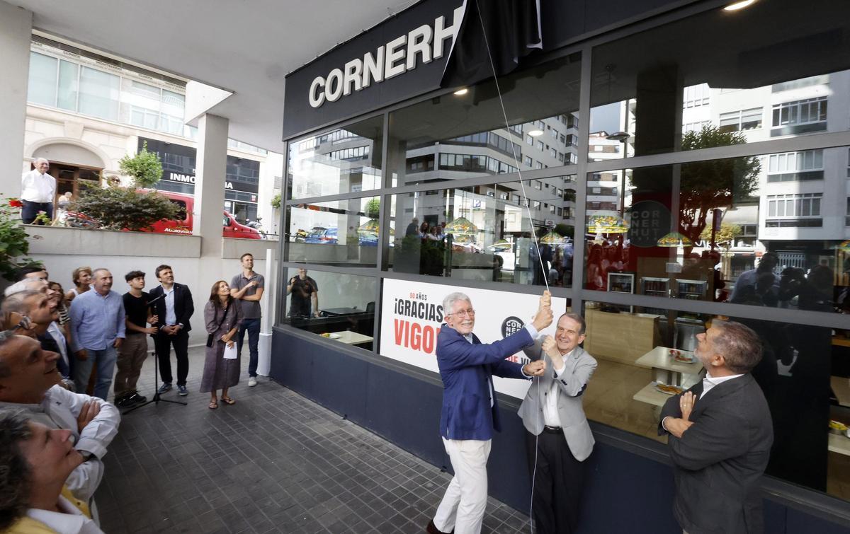 José Figueiredo y Abel Caballero destapan el Hut de Corner en el local de Simón Bolívar.