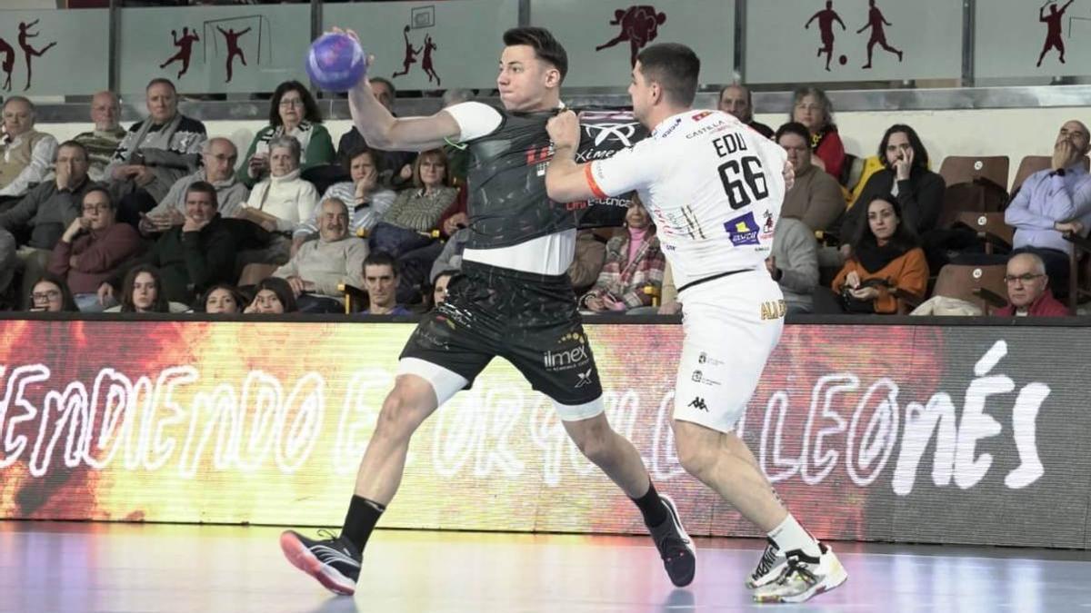 Tamas Janosi es agarrado por Eduardo Fernández.