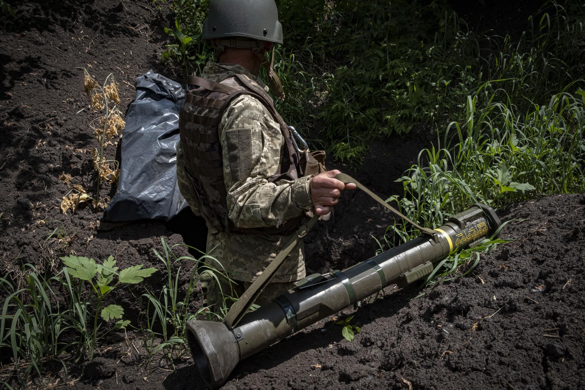 Un soldado ucraniano porta un lanzagranadas hacia el frente de batalla