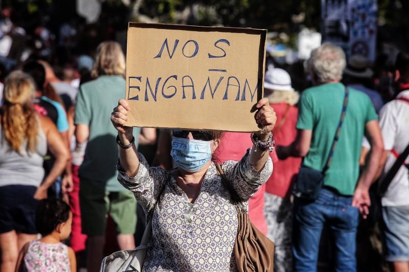 Concentración contra las mascarillas y las vacunas Santa Cruz de Tenerife  | 16/08/2020  | 16/08/2020 | Fotógrafo: María Pisaca Gámez