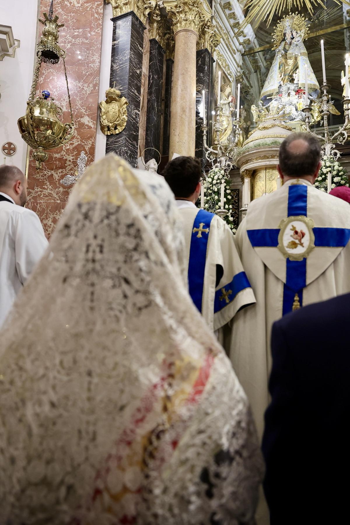 Carmen, Marta y la corte en la procesión de la Virgen de los Desamparados