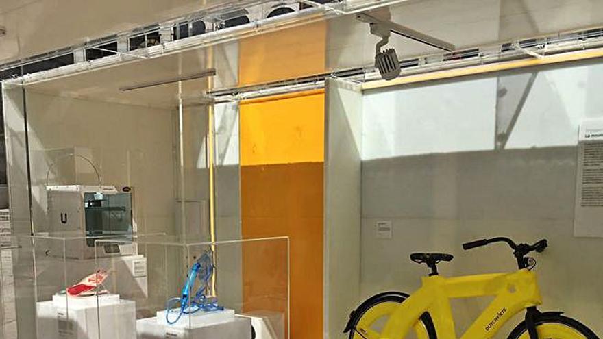 Instrumental médico y una bici de materiales plásticos, en el museo.