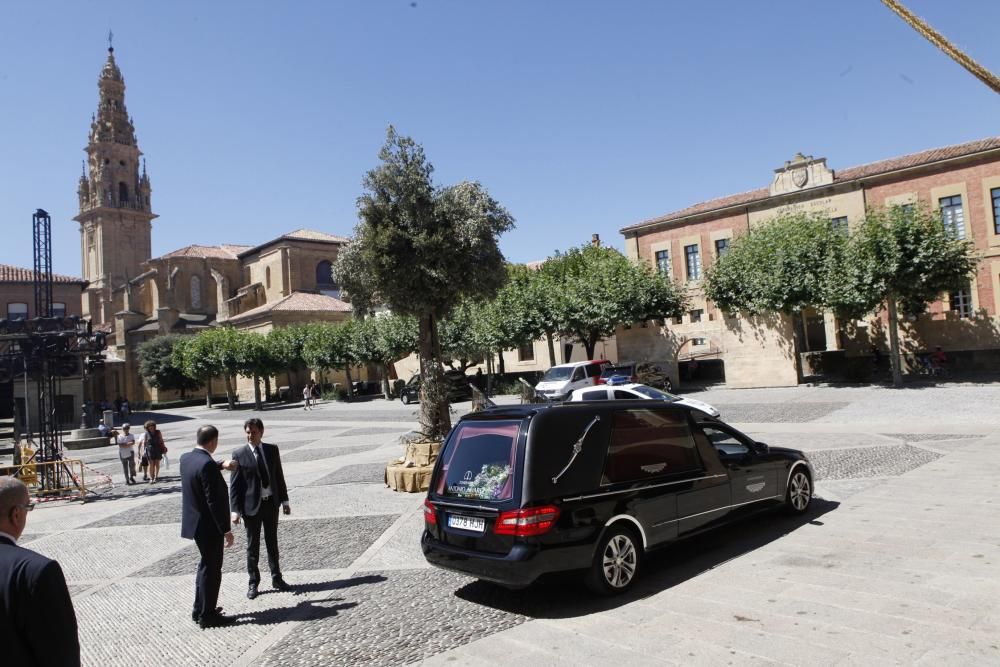 Cientos de personas despiden a Gustavo Bueno en su ciudad natal, Santo Domingo de la Calzada, en La Rioja