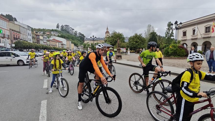 En imágenes: el ciclista Óscar Pereiro pedalea con 150 estudiantes en Vegadeo