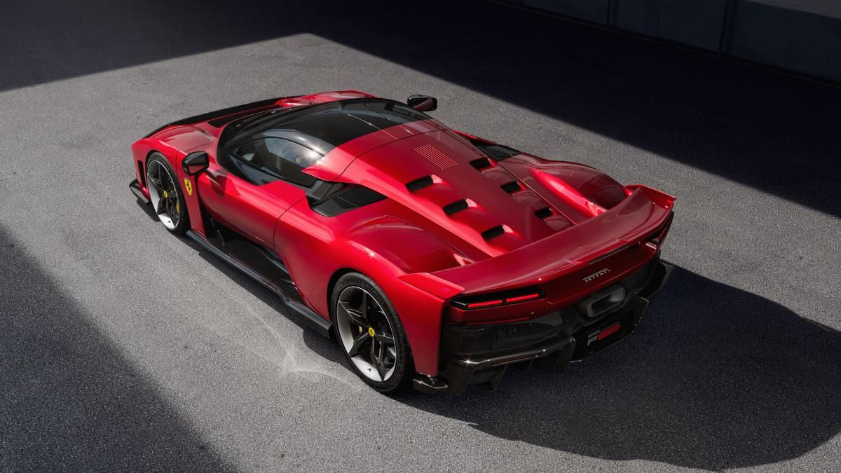 Ferrari_F80_galeria (3).jpg