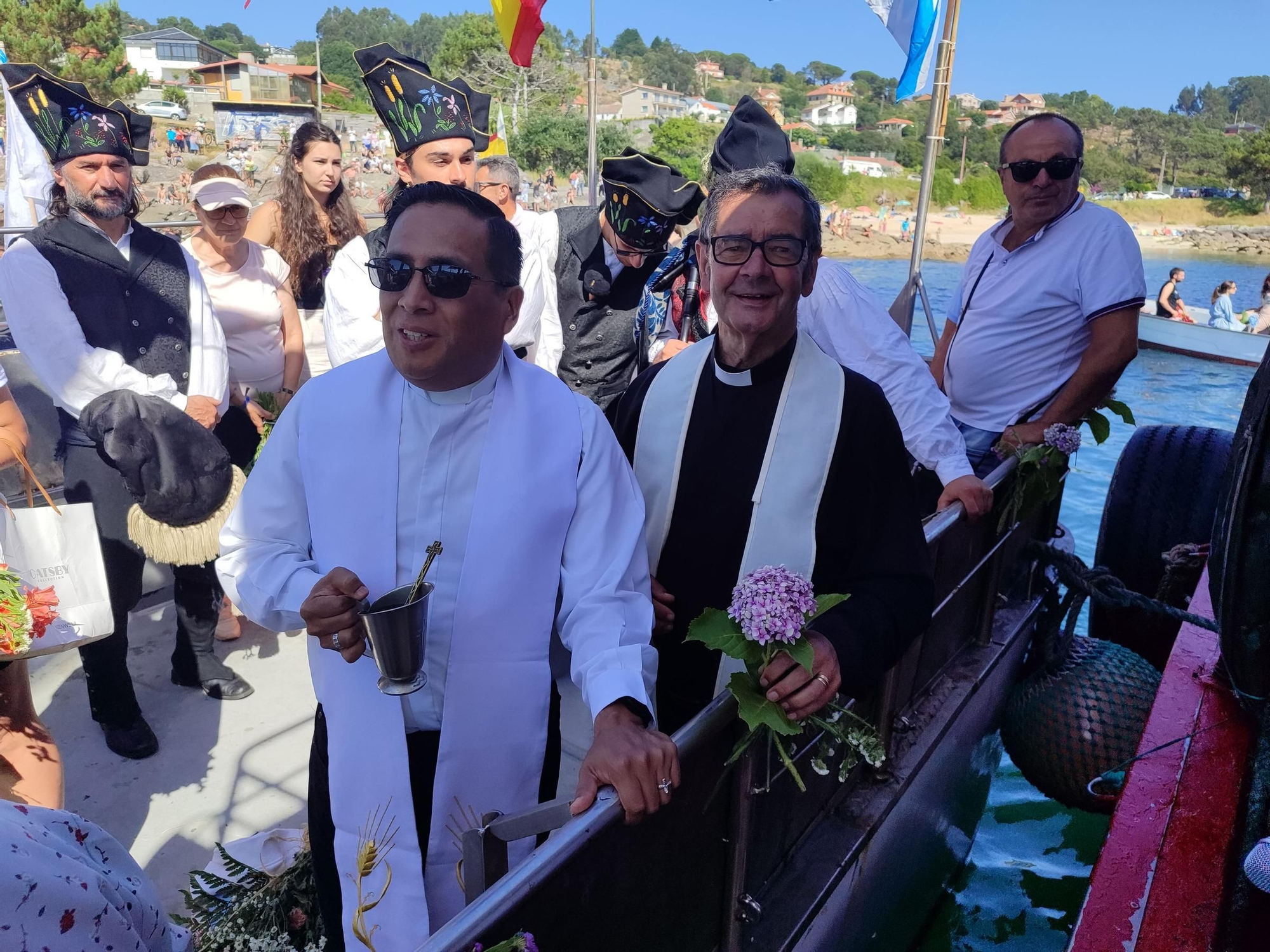 Cangas se hace a la mar por su Virgen del Carmen