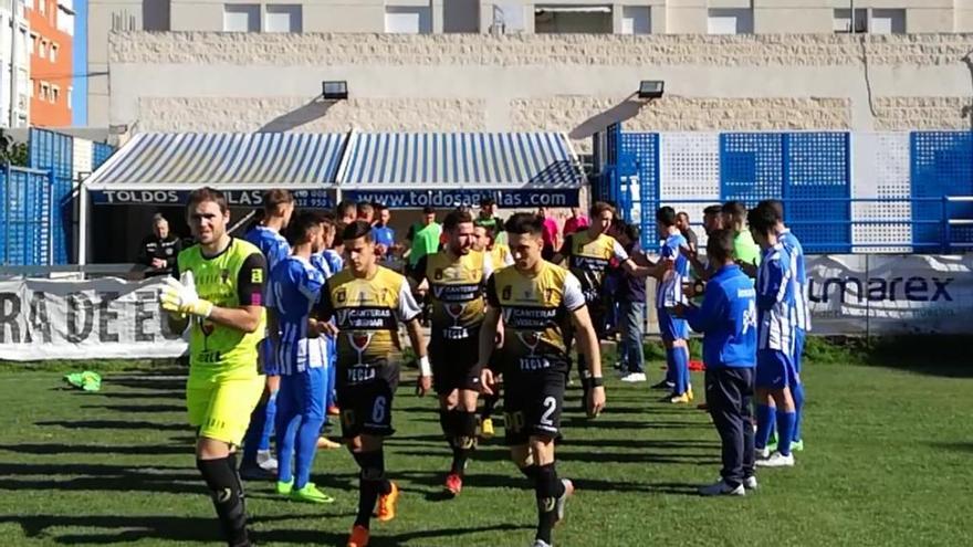 Los jugadores del Águilas realizaron el pasillo de campeón al Yeclano.