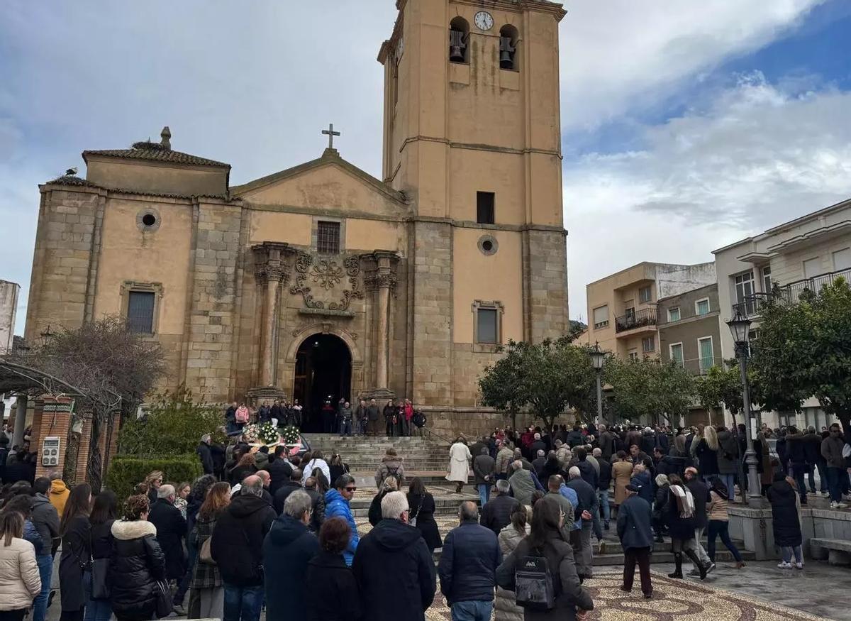Vecinos de Castuera, en el exterior de la iglesia durante el funeral de Belén Cortes.