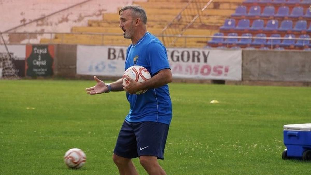Kiko Ramírez dirige un entrenamientodel CD Teruel en este verano.
