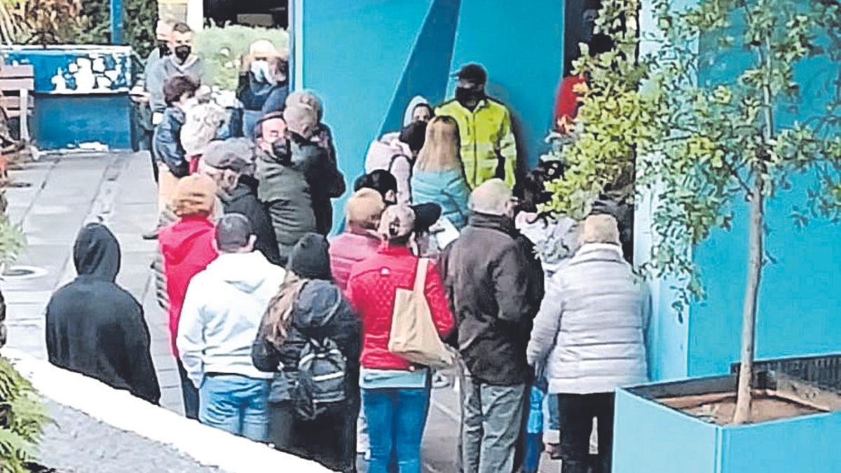 Colas en el Centro de Urgencias de Los Realejos.