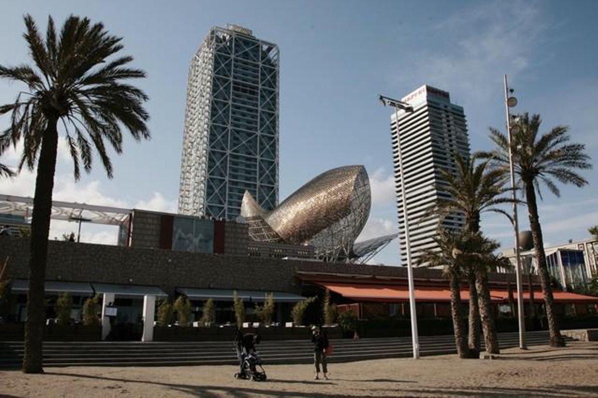 Escultura ’Peix’ en la Vila Olímpica de Barcelona diseñada por Frank Gehry