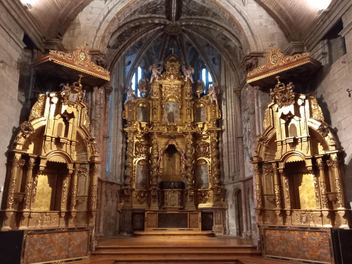 Altar mayor y laterales en la iglesia de Santa Clara.