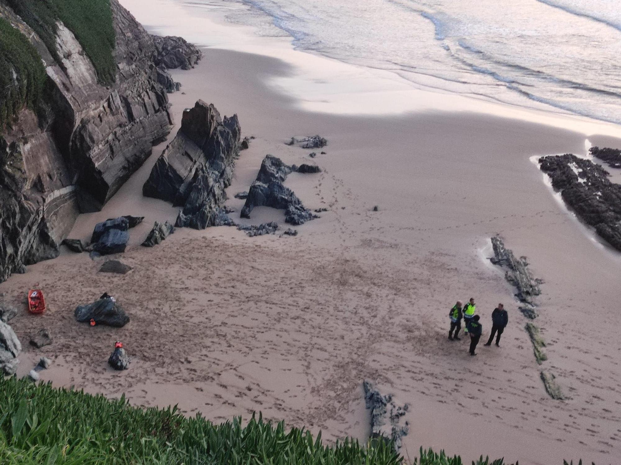 EN IMÁGENES: Tragedia en Tapia al despeñarso un hombre por un acantilado de la playa