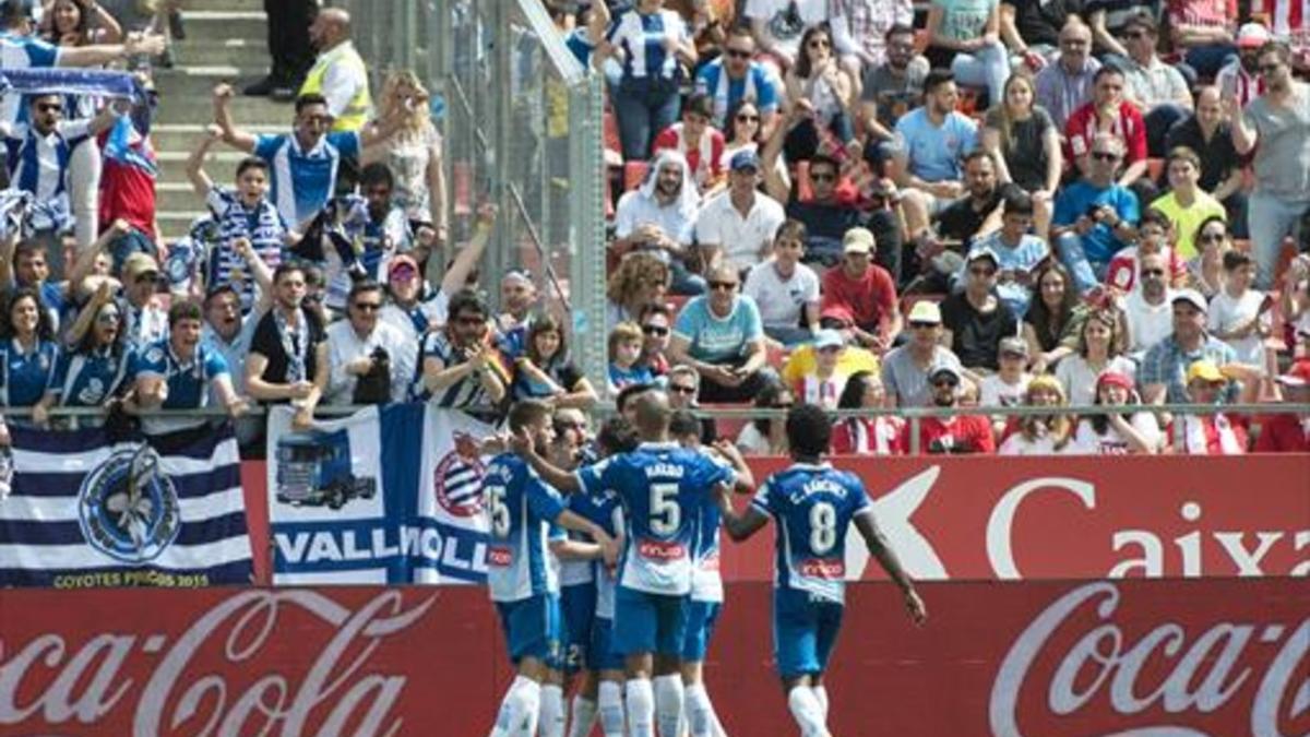 Los jugadores del Espanyol celebran el primer tanto de Gerard Moreno en Montilivi, ayer.