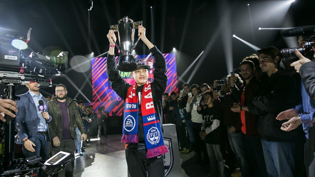 El campeón del FIFA 18 FUT Champions Cup de Barcelona alzando el título.