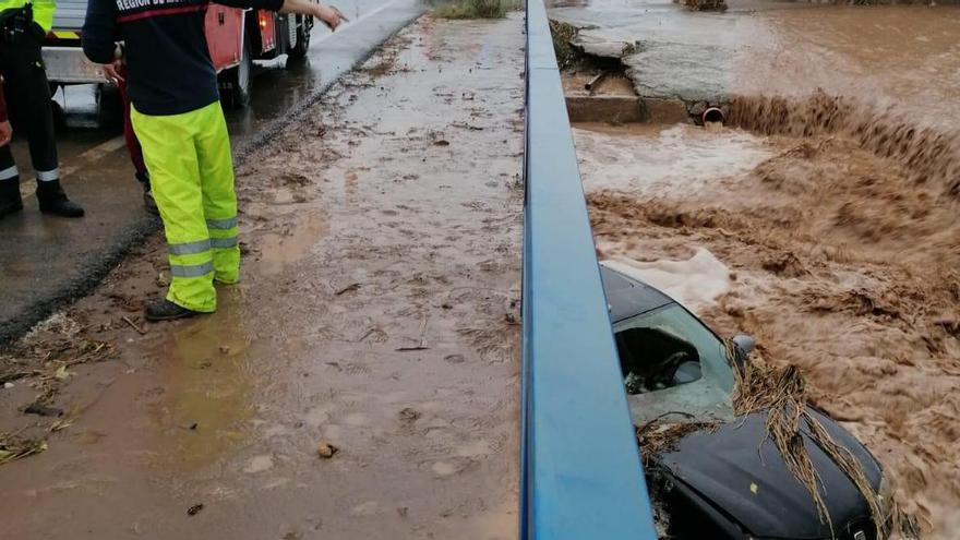 Rescatado un conductor arrastrado por las lluvias en una rambla de Águilas