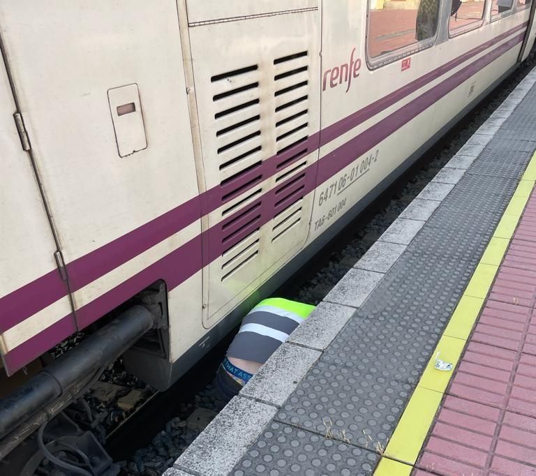 Un operario trabaja en el tren averiado esta tarde en Navalmoral.