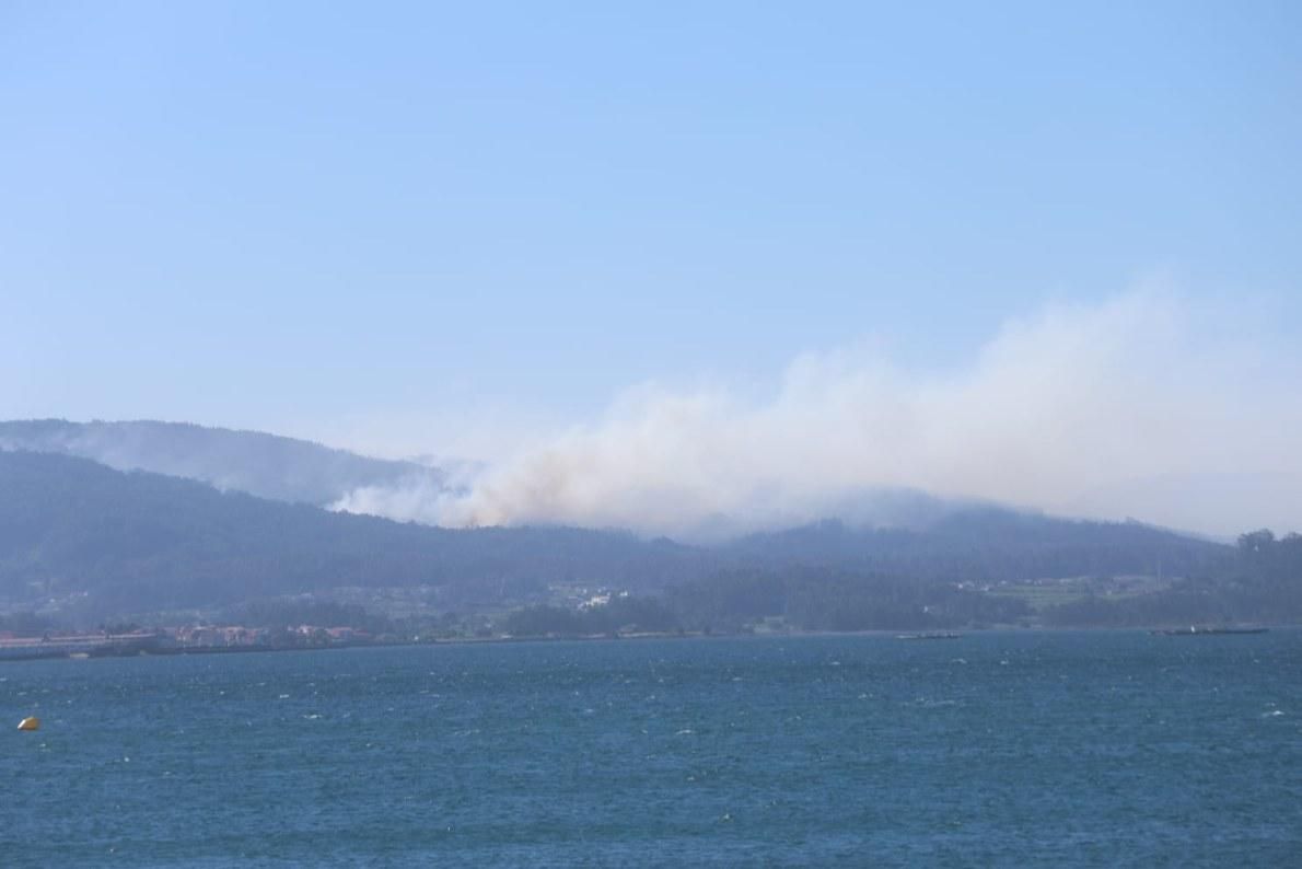 Espectacular incendio forestal en Meaño