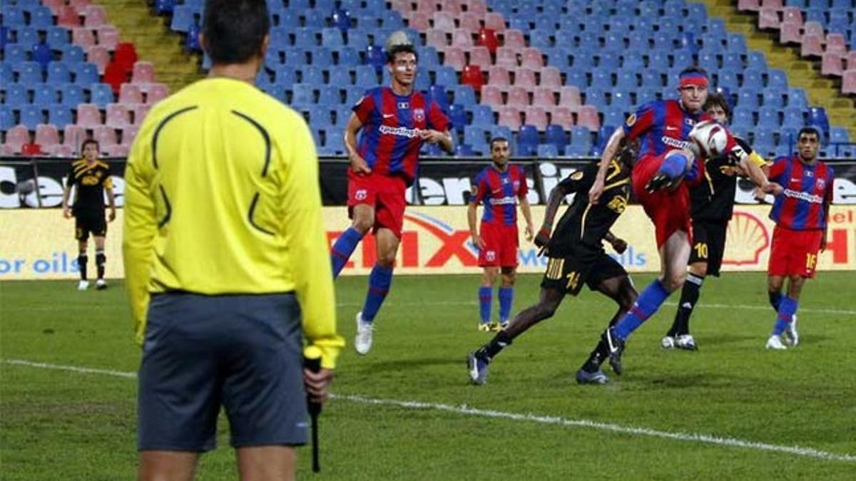 Un árbitro asistente durante un partido de la Europa League